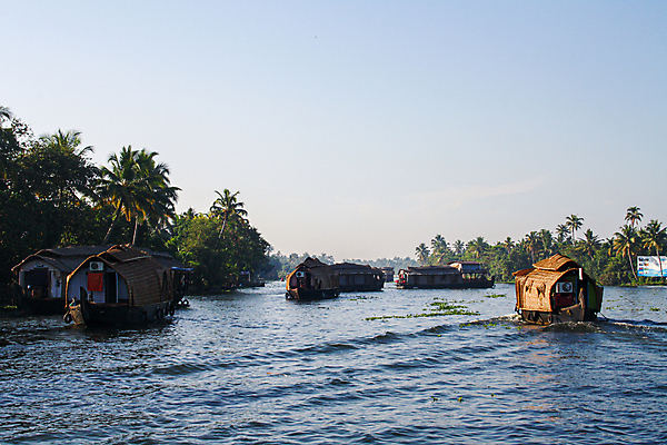 포토 JPG 해외이미지 나무 아시아 여행 교통시설 자연 휴가 주택 항해 손바닥 동양인 풍경 사람없음 야외 물 강 여행객 보트 크루즈 인도인 함선 수로 운하 코코넛 채널 케랄라주 해외포토 자연요소 외국인 식물 손 나라 교통 배_교통 과일 사람 인종 건물 인도_나라 시설 생태계 파일형식 이미지허브