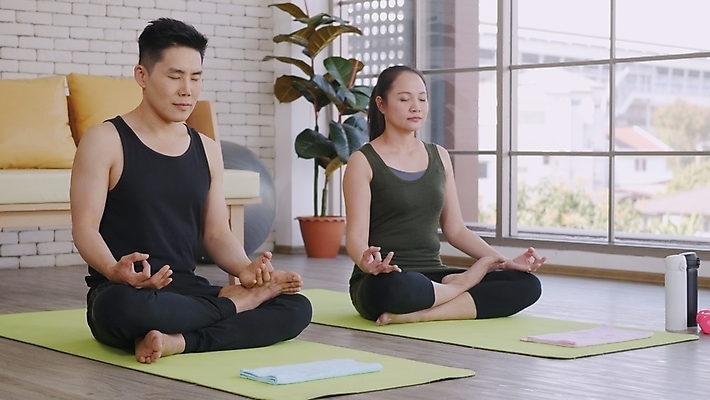 포토 JPG 해외이미지 전신 커플 여자 남자 커플라이프 요가 창문 휴식 함께함 실내 앉기 동양인 성인 두명 옆모습 건강관리 눈감음 매트 명상 성인만 커플요가 아사나자세 차분 해외포토 라이프스타일 웰빙 뷰포인트 컨셉 관계 모션 건강 관리 사람 인종 내부 요가자세 파일형식 이미지허브