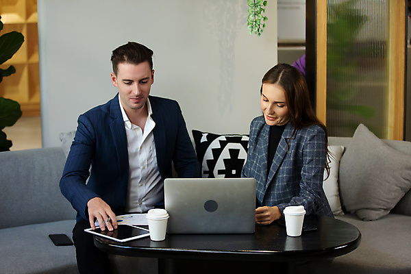 포토 JPG 해외이미지 백인 직업 여자 남자 2 비즈니스 사업가 통신 성공 설계 직장 함께함 실내 대화 사람 앉기 두명 노트북 사무실 업무 작업 직장인 비즈니스맨 비즈니스우먼 자신감 그룹 계획 토론 동료 경영 터치스크린 콜라보레이션 해외포토 서양인 감정 컨셉 회사 관계 모션 말하기 내부 전자제품 파일형식 이미지허브
