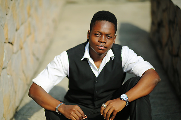 포토 JPG 해외이미지 모델 학생 라이프스타일 헤어스타일 응시 남자 행복 얼굴 포즈 백그라운드 컨셉 한명 서기 미소 사람 인종 성인 유행 검은색 어둠 표현 도시 자신감 시원함 스마트 피부 흥분 긍정 스타일 해외포토 1 시선 감정 컬러 모션 표정 생활 신체부위 파일형식 이미지허브