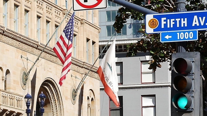 포토 JPG 해외이미지 길 곰 바람 거리 사람없음 건물 사무실 미국 자유 깃발 직물 도시 도심 성조기 결과 실크 민주주의 심볼 캘리포니아 5 깃대 애국심 공화국 브로드웨이 서쪽 전국 정부 해외포토 자연요소 동물 건축물 나라 컨셉 북아메리카 비즈니스 포유류 날씨 숫자 국기 방향 파일형식 이미지허브