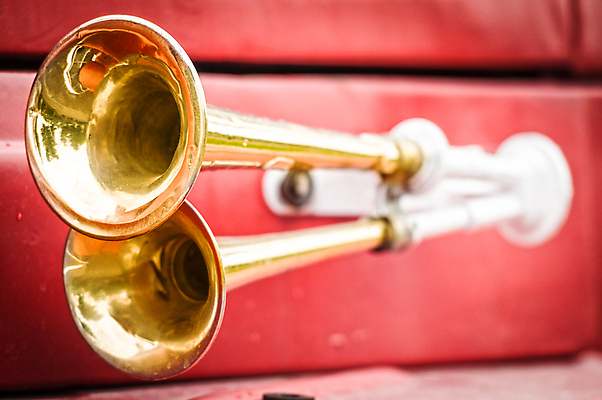 포토 JPG 해외이미지 2 자동차 뿔 경고 안전 사람없음 빨간색 빛 금속 소리 듣기 수확 긴급 도움 메시지 구출 황금 클래식 보호 위험 소방관 사건 알림 묘사 오브젝트 복고 신호 보안 공포 트럼펫 시끄러움 엔진 sos 경보 놋쇠 사이렌 주목 해외포토 육상교통 컬러 컨셉 농업 모션 재질 구조원 소방 금관악기 구조요청 파일형식 이미지허브