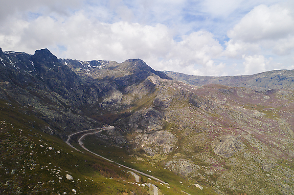 포토 JPG 해외이미지 나무 유럽 도로 여행 백그라운드 겨울 교통시설 자연 하늘 산 안테나 파노라마 사람없음 야외 초록색 평화 환경 계곡 봄 하이킹 시골 숲 포르투갈 언덕 빙하 내추럴 드론 전국 해외포토 식물 계절 나라 길 컬러 교통 컨셉 통신 레저 촬영기법 시설 생태계 파일형식 이미지허브