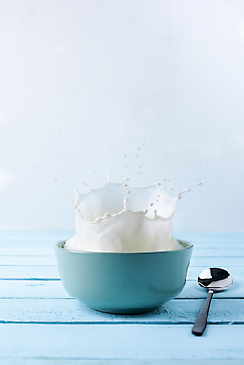 포토 JPG 해외이미지 라이프스타일 음료 음식 파도 포즈 백그라운드 재료 모션 유리 왕관 건강 사람없음 컵 파란색 흐름 우유 흰색 신선 액체 붓기 떨어짐 아침식사 상품 가득함 크림 유기농 칼로리 요거트 쉐이크 내추럴 떨림 칼슘 스플래쉬 해외포토 식기 웰빙 바다 컬러 컨셉 재질 유제품 생활 식사 파일형식 이미지허브