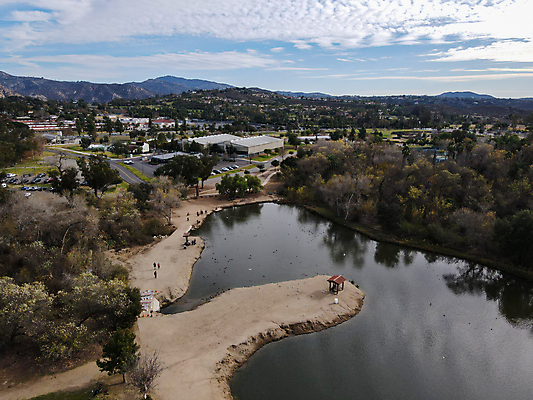 포토 JPG 해외이미지 라이프스타일 공원 도로 길 호수 잎 벤치 자연 하늘 휴식 사람 잔디 사람없음 야외 목재 초록색 물 태양 계곡 미국 침묵 산책 오솔길 땅 조경 캘리포니아 장면 일반 조감도 해외포토 자연요소 나무 식물 공공시설 컬러 컨셉 북아메리카 의자 재료 교통시설 생활 소리 생태계 파일형식 이미지허브