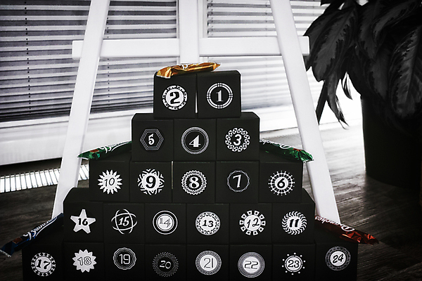 포토 JPG 해외이미지 직업 디자인 계절 행복 백그라운드 컨셉 크리스마스장식 크리스마스 겨울 불 휴가 새해 크리스마스카드 이벤트 사람없음 빨간색 빛 상자 숫자 세일 검은색 달력 흰색 나뭇가지 시간 날짜 달콤 계획 야간 자르기 심볼 큐브 주사위 시작 만들기 서명 종료 해외포토 자연요소 나무 문자 기념일 감정 컬러 모션 카드_감사 맛 파일형식 이미지허브