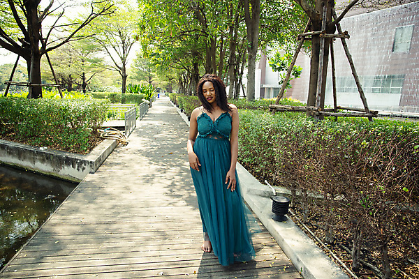 포토 JPG 해외이미지 모델 라이프스타일 헤어스타일 드레스 공원 여자 행복 얼굴 포즈 자연 한명 인종 야외 초록색 여름 뷰티 유행 검은색 자유 시골 우아함 긍정 내추럴 남아프리카 스타일 해외포토 1 옷 계절 공공시설 감정 컬러 컨셉 아프리카 사람 생활 신체부위 생태계 파일형식 이미지허브