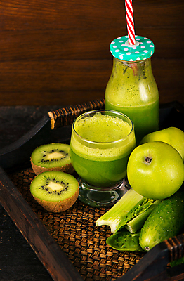 포토 JPG 해외이미지 음료 채소 과일 유리병 오이 잔 쟁반 키위 사람없음 초록색 주스 사과 청사과 케일 디톡스 나무배경 해외포토 식기 컬러 백그라운드 병_용기 건강 파일형식 이미지허브