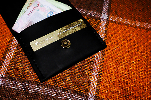 포토 JPG 해외이미지 디자인 남자 백그라운드 컨셉 돈 비즈니스 사람 사람없음 금융 쇼핑 사무실 유행 검은색 흰색 비즈니스맨 오픈 신용카드 이름 지갑 재산 구매 주머니 플라스틱 가죽 오브젝트 사인 투자 상업 신분 결제 소매 빚 고립 보유 인출 해외포토 컬러 재질 경제 직장인 파일형식 이미지허브