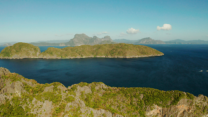 포토 JPG 해외이미지 나무 아시아 바다 섬 여행 자연 휴가 산 풍경 사람없음 야외 물 여름 파란색 맑음 만 보트 휴양지 장면 석호 조감도 해외포토 자연요소 식물 계절 나라 컬러 배_교통 날씨 장소 생태계 파일형식 이미지허브