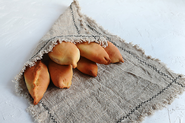 포토 JPG 해외이미지 전통 음식 과일 탁자 디저트 요리 사람없음 갈색 케이크 식사 저녁식사 껍질 시골 신선 황금 달콤 맛 아침식사 사과 작음 설탕 굽기 먹기 점심식사 폭식 러시아인 미니 시나몬 페스츄리 핸드메이드 해외포토 서양인 빵 컬러 가구 컨셉 모션 크기 구이 파일형식 이미지허브