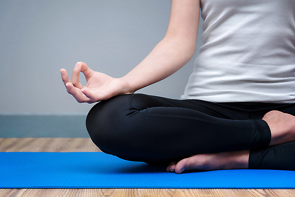 포토 JPG 해외이미지 여자 요가 회색배경 실내 건강 한명 앉기 동양인 상반신 성인 취미 앞모습 운동복 운동 매트 명상 성인여자한명만 해외포토 1 웰빙 옷 뷰포인트 백그라운드 모션 사람 인종 내부 회색 여자한명만 성인여자만 파일형식 이미지허브