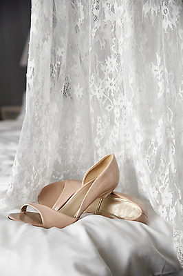 포토 JPG 해외이미지 전통 디자인 드레스 옷 여자 꽃다발 결혼 백그라운드 신발 장신구 결혼식 아침 부츠 매달리기 사람없음 내부 장식 빛 뷰티 유행 방 흰색 축하 가운 커튼 고급 우아함 옷걸이 묘사 합성 모음 창백 스타일 해외포토 주간 꽃 컬러 컨셉 모션 사람 이벤트 한글 파일형식 이미지허브