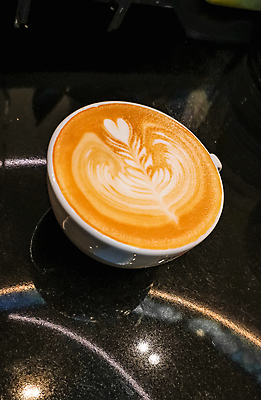 포토 JPG 해외이미지 유럽 커피 음료 음식 탁자 아침 미술 사람없음 장식 컵 갈색 검은색 거품 카페 우유 흰색 하트 뜨거움 아침식사 커피잔 아로마 카푸치노 에스프레소 폴란드 라떼 브로츠와프 카페인 해외포토 주간 모양 식기 나라 컬러 가구 문화예술 잔 유제품 상점 식사 파일형식 이미지허브