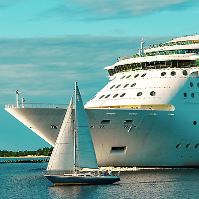 포토 JPG 해외이미지 주간 바다 요트 항해 사람 야외 세명 큼 유람선 크루즈 해외포토 자연요소 배_교통 크기 파일형식 이미지허브