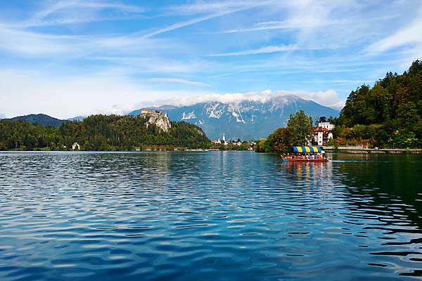 포토 JPG 해외이미지 나무 공원 유럽 종교 호수 파도 섬 여행 자연 하늘 산 사람없음 야외 초록색 물 파란색 컬러풀 반사 교회 여행객 계단 마을 탑 종 보트 숲 언덕 알프스 슬로베니아 옛날 해외포토 자연요소 식물 건축물 공공시설 나라 바다 컬러 배_교통 종교건축 사람 건물 생태계 파일형식 이미지허브