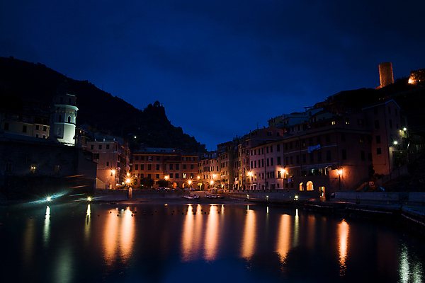 포토 JPG 해외이미지 바다 여행 요트 건축양식 휴가 전등 주택 풍경 사람없음 야외 건물 목재 물 컬러풀 마을 어둠 황혼 이탈리아 그리기 보트 저녁 지중해 정박 그림 장면 타운 빛망울 해외포토 자연요소 나무 건축물 건축 유럽 컬러 배_교통 재료 모션 조명 빛 일몰 도시 야간 파일형식 이미지허브