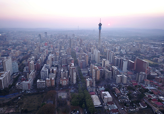 포토 JPG 해외이미지 안테나 사람없음 건물 일몰 도시 머리위 남아프리카 드론 해외포토 건축물 통신 아프리카 노을 파일형식 이미지허브