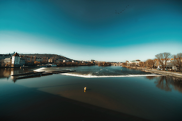 포토 JPG 해외이미지 외관 유럽 문화 여행 하늘 파노라마 풍경 해변 사람없음 가로 물 파란색 빛 햇빛 태양 반사 일출 탑 일몰 도시 중세 역사 장면 체코 프라하 타운 동쪽 스카이라인 설정 천연기념물 고딕 공화국 명승지 보헤미아 옛날 전국 해외포토 자연요소 건축물 나라 바다 컬러 촬영기법 노을 방향 파일형식 이미지허브