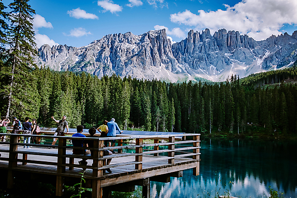 포토 JPG 해외이미지 라이프스타일 호수 휴가 산 파노라마 두명 초록색 파란색 반사 이탈리아 시골 알프스 해외포토 유럽 컬러 촬영기법 사람 생활 파일형식 이미지허브