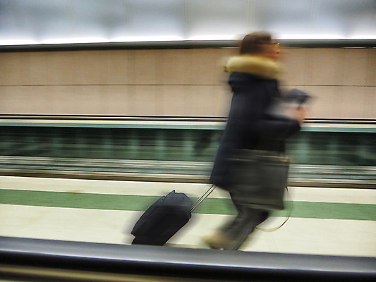 포토 JPG 해외이미지 백인 라이프스타일 여행 백그라운드 가방 교통시설 모션 휴가 항해 사람 사람없음 달리기 여행객 여행가방 산책 기차 짐 역 도착 속도 출발 승객 단상 재촉 블러 수하물 터미널 통근 혼자 해외포토 서양인 잡화 육상교통 교통 컨셉 배_교통 휴식 대중교통 생활 시설 출근 파일형식 이미지허브