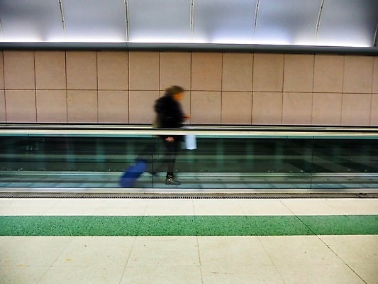 포토 JPG 해외이미지 백인 라이프스타일 여행 백그라운드 가방 교통시설 모션 휴가 항해 사람 사람없음 달리기 여행객 여행가방 산책 기차 짐 역 도착 속도 출발 승객 단상 재촉 블러 수하물 터미널 통근 혼자 해외포토 서양인 잡화 육상교통 교통 컨셉 배_교통 휴식 대중교통 생활 시설 출근 파일형식 이미지허브