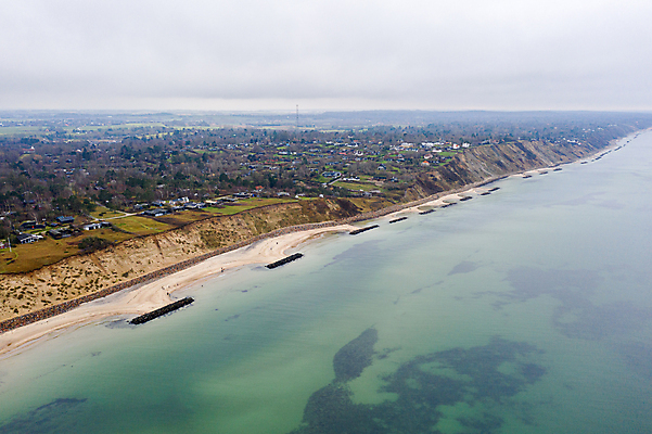 포토 JPG 해외이미지 유럽 모래 바다 여행 겨울 자연 안테나 덴마크 풍경 사람없음 파란색 모래사장 뷰티 쌓기 회색 가을 바위 보호 모래언덕 언덕 부식 방파제 공학 흐림 드론 발트해 해외포토 계절 공공시설 교육 나라 컬러 컨셉 통신 모션 날씨 북유럽 돌_바위 생태계 파일형식 이미지허브