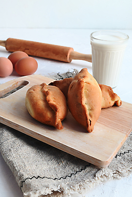 포토 JPG 해외이미지 전통 음식 과일 탁자 디저트 요리 사람없음 갈색 케이크 식사 저녁식사 껍질 시골 신선 황금 달콤 맛 아침식사 사과 작음 설탕 굽기 먹기 점심식사 폭식 러시아인 미니 시나몬 페스츄리 핸드메이드 해외포토 서양인 빵 컬러 가구 컨셉 모션 크기 구이 파일형식 이미지허브