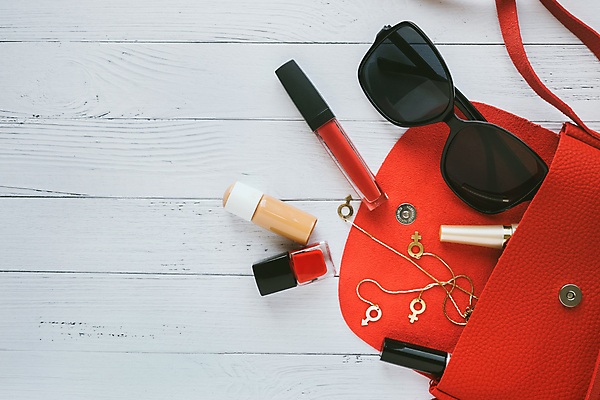 포토 JPG 해외이미지 라이프스타일 디자인 옷 여자 백그라운드 컨셉 가방 장신구 사람없음 목재 장식 빨간색 세트 선글라스 뷰티 유행 상점 귀걸이 봄 화장품 립스틱 핸드백 흰색 화려 황금 우아함 정상 매니큐어 모음 구성 스타일 카피스페이스 미니멀 해외포토 나무 잡화 계절 안경 컬러 재료 사람 한글 생활 공백 파일형식 이미지허브