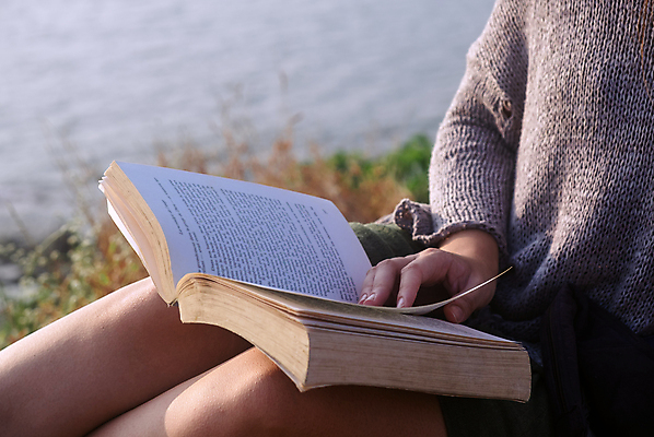 포토 JPG 해외이미지 라이프스타일 손 여자 여행 청소년 자연 휴가 한명 사람 앉기 20대 성인 취미 야외 신체부위 책 가로 캐주얼 독서 잡기 화창 여자만 여자한명만 성인여자한명만 성인만 해외포토 1 옷 모션 날씨 청년 생활 생태계 성인여자만 파일형식 이미지허브