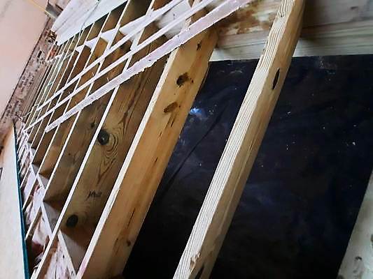 포토 JPG 해외이미지 벽 건축양식 지붕 바닥 주택 프레임 골격 사람없음 건물 목재 빛 장비 판넬 바 수리 천장 시골집 통나무 목공예 뼈대 겹침 잡동사니 설치 리모델링 수목 해외포토 나무 건축물 건축 재료 공예 파일형식 이미지허브