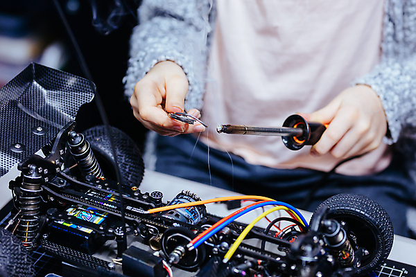 포토 JPG 해외이미지 백인 손 여자 산업 어린이 탁자 주택 실내 손잡이 취미 사람없음 금속 장비 과학기술 기구 공구 잡기 업무 뜨거움 작업실 수리 위험 작음 철 집중 묘사 고정 펜치 DIY 모터 조립 해외포토 서양인 가구 컨셉 모션 재질 기술 사람 내부 건물 신체부위 도구 작업 크기 파일형식 이미지허브