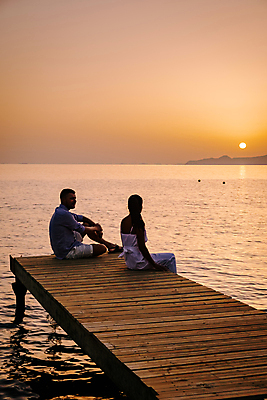 포토 JPG 해외이미지 커플 여자 남자 행복 실루엣 호수 바다 여행 가족 휴가 휴식 성인 야외 두명 햇빛 일몰 그리스 방파제 성인만 해외포토 공공시설 감정 유럽 컨셉 관계 촬영기법 사람 태양 노을 파일형식 이미지허브