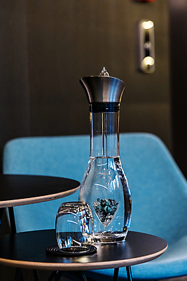 포토 JPG 해외이미지 디자인 유럽 음료 의자 유리 탁자 유리병 사람없음 장식 물 파란색 금속 장비 수확 흰색 냄비 작음 크리스탈 가득함 오브젝트 결정체 폴란드 브로츠와프 양조 해외포토 자연요소 나라 컬러 가구 농업 재질 병_용기 솥 크기 광석 파일형식 이미지허브