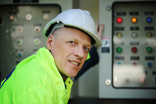 포토 JPG 해외이미지 백인 남자 산업 패턴 비즈니스 공장 하늘 노동자 주택 한명 안전 사람 성인 야외 가로 초록색 컴퓨터 컬러풀 태양 환경 힘 재활용 장비 발전기 에너지 흰색 판넬 엔지니어 안전모 헬멧 서비스 태양에너지 생태학 설치 성인만 해외포토 자연요소 서양인 직업 1 교육 컬러 무늬 공업 건물 전자제품 발전소 기술자 그린에너지 안전장비 보호장비 친환경 파일형식 이미지허브