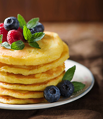 포토 JPG 해외이미지 접시 디저트 실내 사람없음 아웃포커스 달콤 민트 블루베리 산딸기 팬케이크 나무탁자 해외포토 식기 음식 과일 탁자 촬영기법 내부 케이크 맛 허브 파일형식 이미지허브