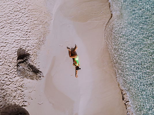 포토 JPG 해외이미지 커플 여자 남자 모래 바다 섬 휴가 휴식 성인 두명 맑음 지중해 그리스 성인만 해외포토 유럽 컨셉 관계 날씨 사람 파일형식 이미지허브