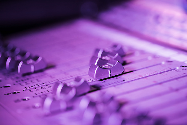 포토 JPG 해외이미지 직업 산업 음악 분홍색 컨셉 버튼 사람없음 빛 파티 보라색 축제 소리 콘서트 음악가 장비 키보드 판넬 엔지니어 볼륨 혼합 소프트포커스 믹서 DJ 클럽 디스코 오디오 방송 아날로그 위로 블러 운영자 작곡가 제어 해외포토 컬러 문화예술 촬영기법 이벤트 전자제품 공연 춤 기술자 파일형식 이미지허브