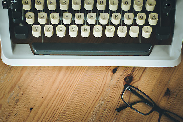 포토 JPG 해외이미지 안경 컨셉 탁자 열쇠 이야기 사람없음 다이어리 수확 시골 기록 시간 메시지 기자 클래식 잡지 인쇄 작가 오브젝트 복고 과거 타자기 타입 구식 옛날 출판 해외포토 직업 잡화 가구 농업 간행물 사무용품 골동품 파일형식 이미지허브