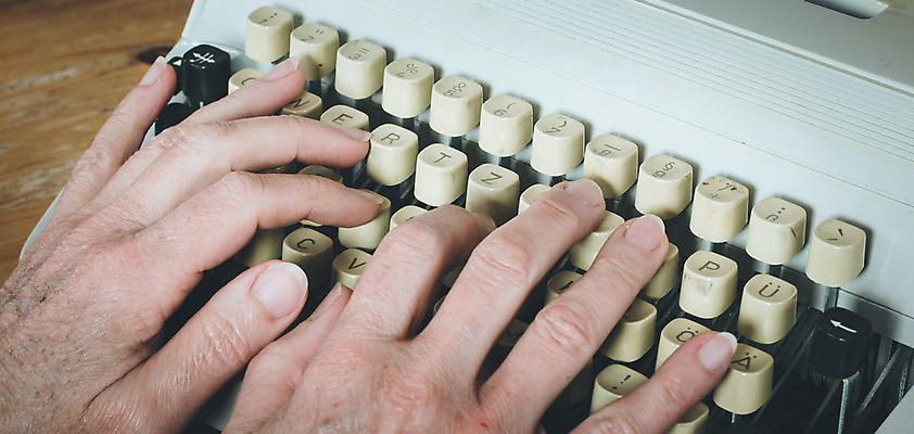 포토 JPG 해외이미지 컨셉 탁자 열쇠 이야기 사람없음 다이어리 수확 시골 기록 시간 메시지 기자 클래식 잡지 인쇄 작가 오브젝트 복고 과거 타자기 타입 구식 옛날 출판 해외포토 직업 가구 농업 간행물 사무용품 골동품 파일형식 이미지허브