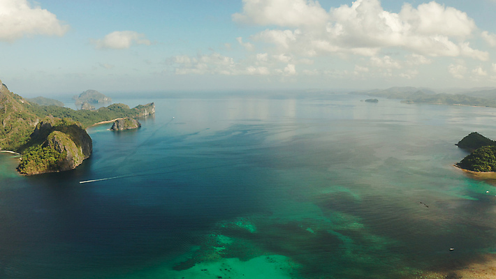 포토 JPG 해외이미지 나무 아시아 바다 섬 여행 자연 휴가 산 사람없음 야외 물 파란색 맑음 만 보트 숲 휴양지 장면 석호 조감도 해외포토 자연요소 식물 나라 컬러 배_교통 날씨 장소 생태계 파일형식 이미지허브