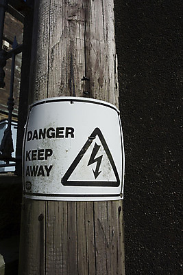 포토 JPG 해외이미지 사람없음 쪽지 힘 에너지 손전등 위험 번개 심볼 볼트 경고문 전압 현재 공급 해외포토 컨셉 날씨 조명 경고 공구 파일형식 이미지허브