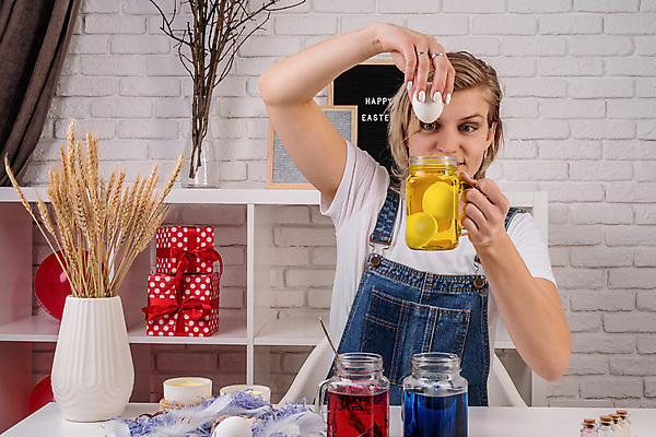 포토 JPG 해외이미지 전통 여자 벽돌 실내 한명 들기 사람 상반신 성인 앞모습 물감 잡기 깃털 흰배경 에코 부활절계란 성인여자한명만 물들이기 해외포토 1 뷰포인트 백그라운드 모션 부활절 내부 환경 계란 미술도구 흰색 여자한명만 성인여자만 파일형식 이미지허브