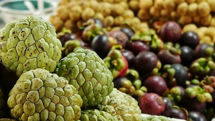 포토 JPG 해외이미지 식물 잡화 계절 음식 농업 과일 재료 사람없음 가로 세일 쌓기 상점 여러개 신선 시장 달콤 소프트포커스 다발 무역 유기농 상업 날것 지역 소매 흙더미 매각 숙성 이국적 채식주의자 카피스페이스 비건 해외포토 웰빙 산업 다수 모션 촬영기법 흙 공백 맛 채식 파일형식 더미 이미지허브