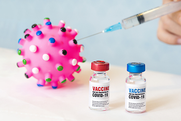 포토 JPG 해외이미지 탁자 주사기 들기 근접촬영 액체 바이러스 예방 주사약 백신 예방접종 예방주사 코로나바이러스 해외포토 뷰포인트 가구 의학 의료기기 모션 약 접종 파일형식 이미지허브