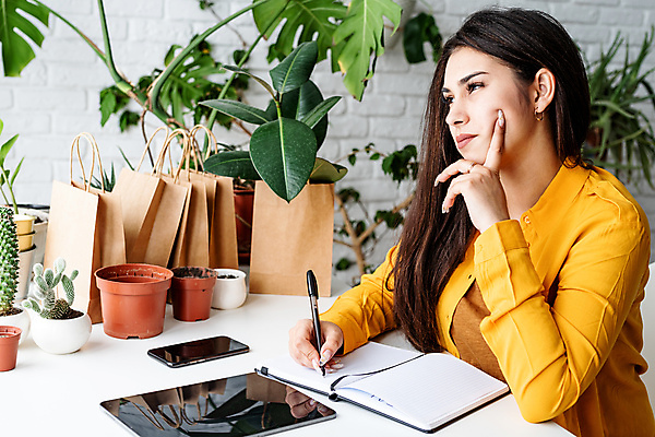 포토 JPG 해외이미지 여자 화분 잎 선인장 실내 한명 상반신 성인 옆모습 스마트폰 태블릿 쇼핑백 노란색 다이어리 기록 책상 고민 성인여자한명만 홈가드닝 해외포토 식물 1 감정 뷰포인트 컬러 가구 가방 사람 내부 전자제품 핸드폰 스마트기기 사무용품 원예 여자한명만 성인여자만 파일형식 이미지허브