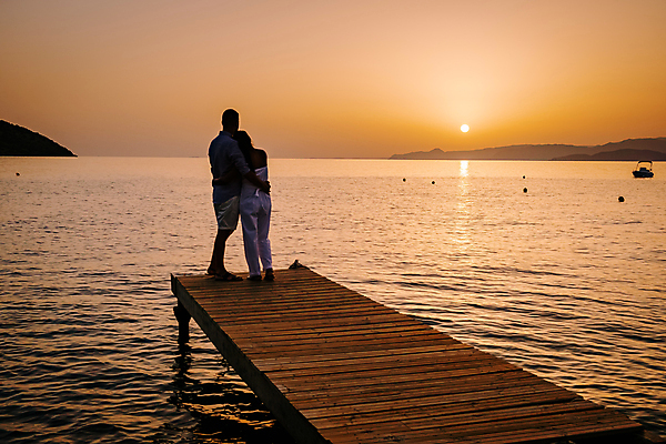 포토 JPG 해외이미지 전신 커플 여자 남자 실루엣 바다 성인 야외 두명 햇빛 기댐 일몰 성인만 해외포토 관계 모션 촬영기법 사람 태양 노을 파일형식 이미지허브