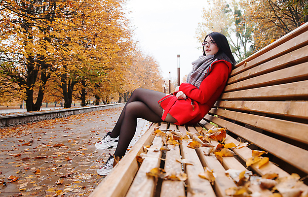 포토 JPG 해외이미지 나무 백인 1 라이프스타일 계절 공원 행복 안경 여행 백그라운드 잎 벤치 자연 날씨 휴식 한명 사람 앉기 야외 빨간색 노란색 산책 코트 숲 해외포토 서양인 식물 잡화 공공시설 감정 컬러 컨셉 의자 모션 생활 외투 생태계 파일형식 이미지허브