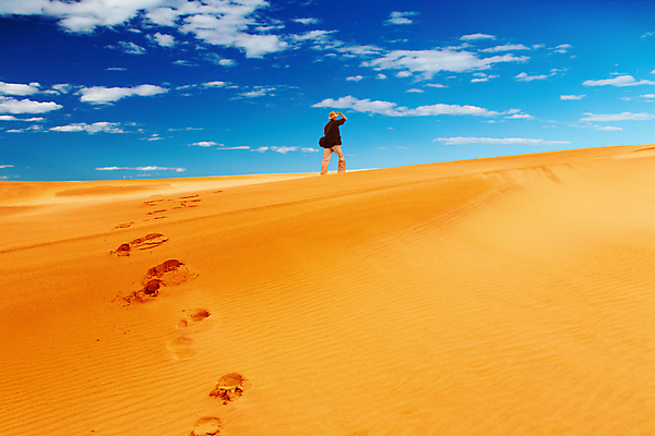 포토 JPG 해외이미지 구름 모래 아프리카 하늘 건조 사람 야외 글로벌 맑음 트래킹 하이킹 사막 발자국 땅 모래언덕 오르기 나미비아 하이커 해외포토 자연요소 나라 여행 자국 모션 레저 날씨 언덕 남아프리카 파일형식 이미지허브