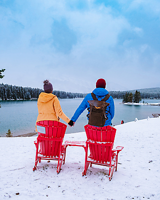 포토 JPG 해외이미지 커플 공원 남자 호수 여행 백그라운드 캐나다 겨울 자연 하늘 휴가 산 국립공원 야외 두명 물 파란색 평화 보트 숲 빙하 밴프 앨버타 전국 절정 터키석 해외포토 자연요소 계절 공공시설 컬러 컨셉 북아메리카 배_교통 관계 사람 보석 생태계 파일형식 이미지허브